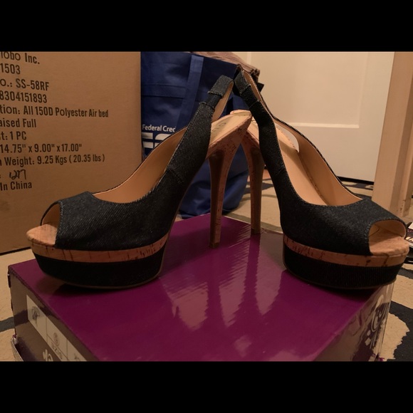 2 pairs size 6 GUESS heels in like new condition. - Picture 6 of 7